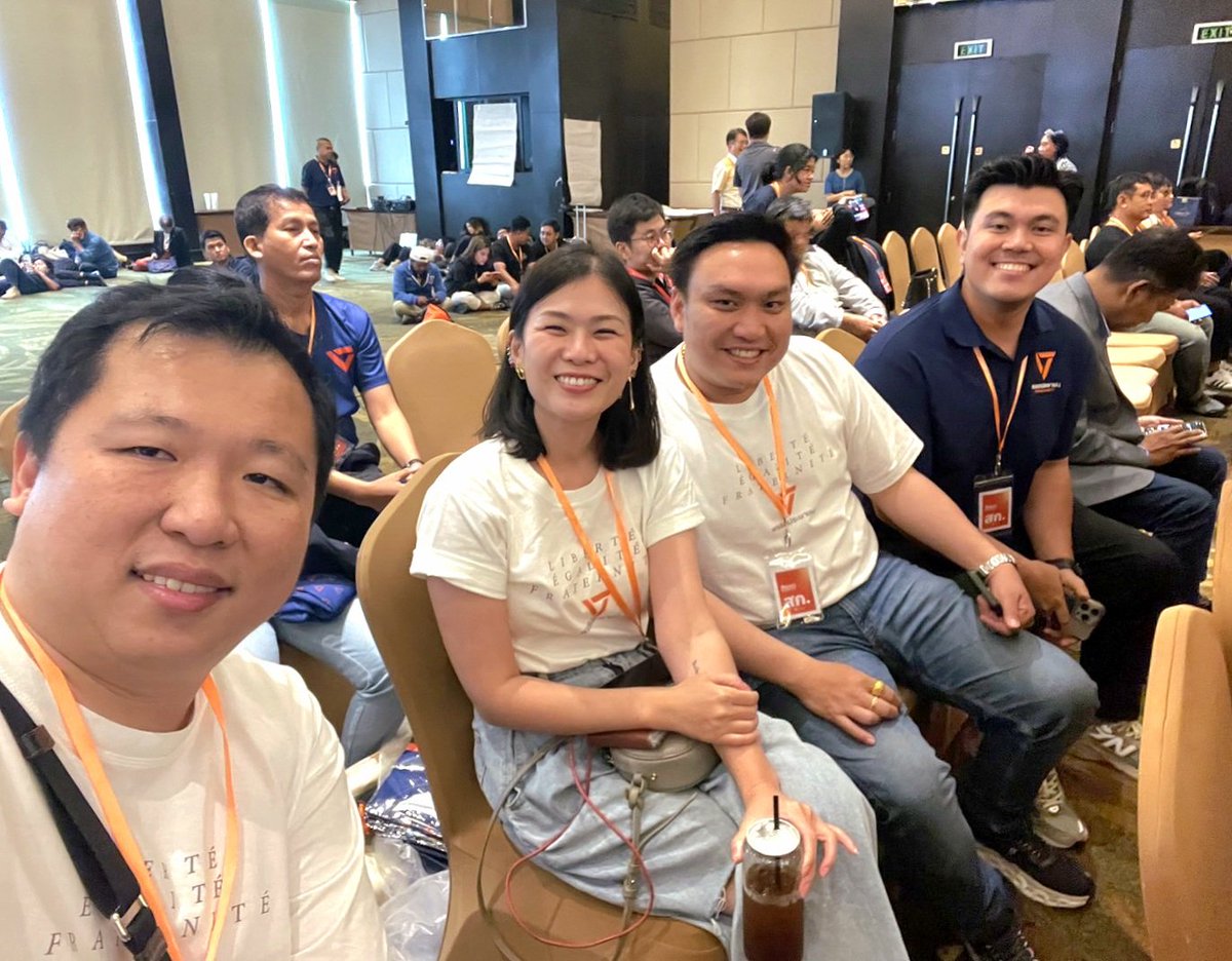 nurseMFP's tweet photo. วันนี้มาประชุมพรรคประชาชนแต่เช้าครั้บ 🫡🍊

#สกเนอสบางซื่อ #ใจถึงมือถึงเข้าถึง #พรรคประชาชน https://t.co/gwI5j0Xa5T