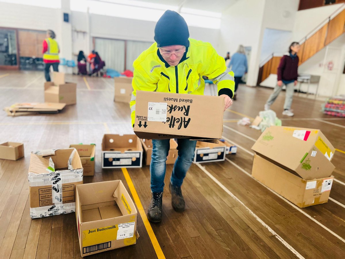 BafanaSurprise's tweet photo. White South Africans doing what they know best, giving aid to the needy! Your shitty Politicians are silent! Jacob Zuma and her useless Daughter they are nowhere to be found!

The People of KZN shouldn’t be a disappointment, they must reject the MK Party and EFF!! https://t.co/XXyGTntpkD
