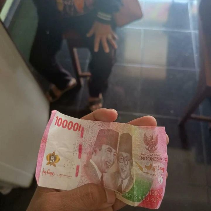 merapi_uncover's tweet photo. Assalamualaikum min ijin melaporkan barusan ada Mbah" ketipu beliau jualan kerupuk lalu ada yang beli katane Mbah"ini dibeli sama orang .  mbah2 nya dari Magelang tepatnya rumahe muntilan katane udah ketipu dari jam 1 tadi tepatnya dekat RS panti rapih saya menemukan beliau di depan fakultas teknik UGM dalam keadaan lapar belom makan lalu saya ajak ke warmindo di area Pogung untuk makan.
Bagi wong sing Ra ndue utek kui mbok Tulung Iki wong tuwo tego banget wong tuwo mbok apusi ndue utek po Ra Jane.
Terimakasih min

(mroww_)