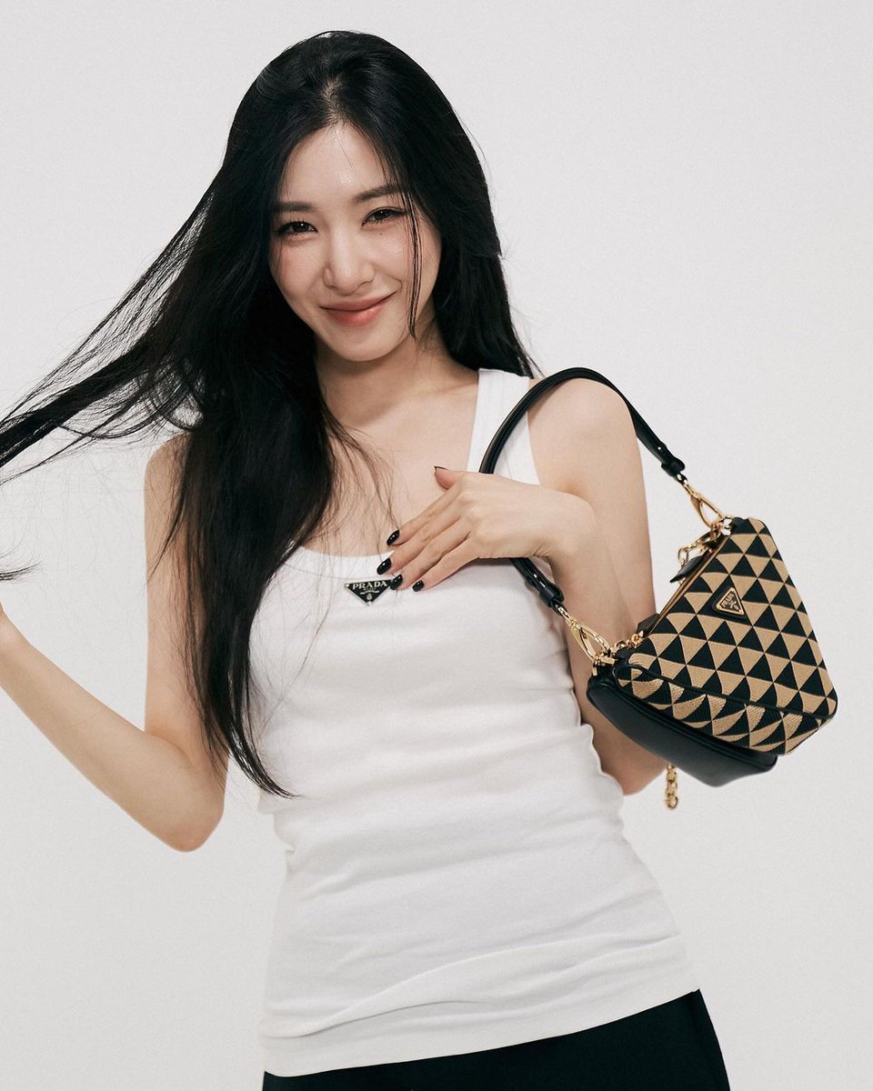 n_snsd_ot8_'s tweet photo. 220922 Tiffany Young Instagram
@.prada Spring/Summer 2023 tonight 🌘 #PradaSS23 #PradaTriangle #PradaSymbole 🖤
#티파니 #티파니영 #TiffanyYoung
#소녀시대 #SNSD #GirlsGeneration https://t.co/UjIEfU0Tj7