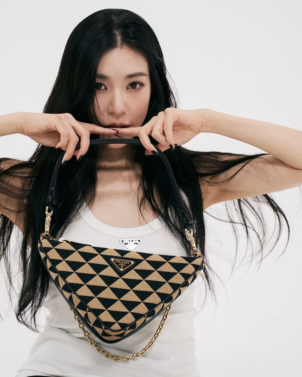 n_snsd_ot8_'s tweet photo. 220922 Tiffany Young Instagram
@.prada Spring/Summer 2023 tonight 🌘 #PradaSS23 #PradaTriangle #PradaSymbole 🖤
#티파니 #티파니영 #TiffanyYoung
#소녀시대 #SNSD #GirlsGeneration https://t.co/UjIEfU0Tj7