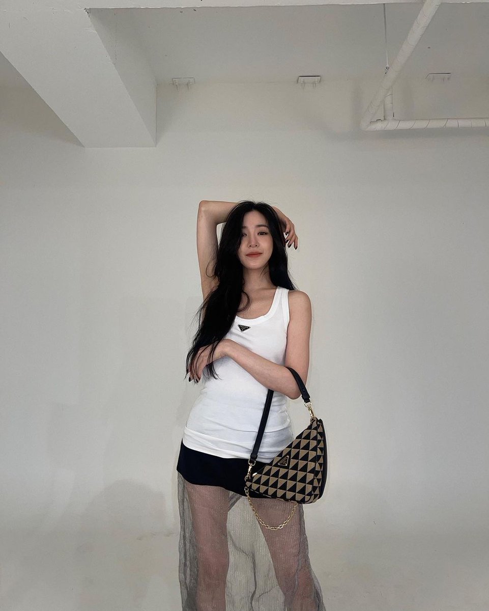 n_snsd_ot8_'s tweet photo. 220922 Tiffany Young Instagram
@.prada Spring/Summer 2023 tonight 🌘 #PradaSS23 #PradaTriangle #PradaSymbole 🖤
#티파니 #티파니영 #TiffanyYoung
#소녀시대 #SNSD #GirlsGeneration https://t.co/UjIEfU0Tj7