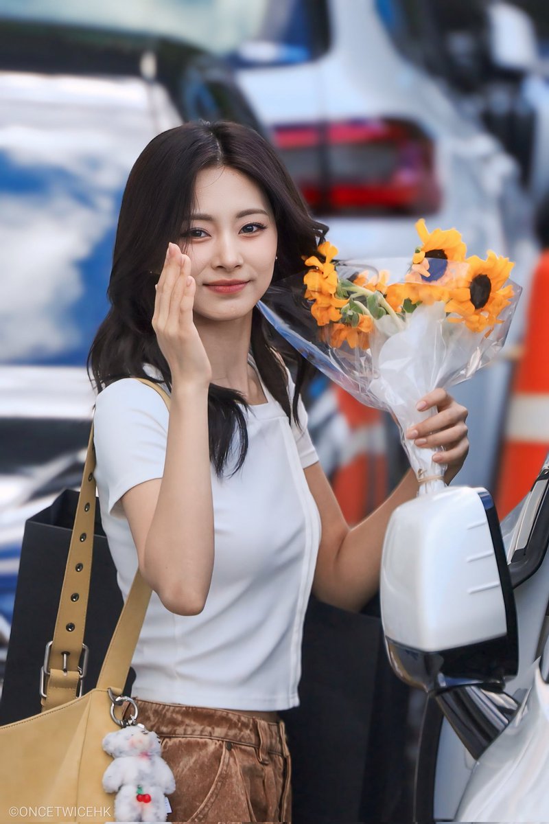 oncetwicehk's tweet photo. 20240922 쯔위  LG TWINS 시구 퇴근 

想說的大部分都寫在信裏了🥹
雖然應該要花很久時間才能再見面🥲
但我會想你的 等我再來 下次見!❤️🫶🏻
愛你🥰👋🏻

#쯔위 #Tzuyu #트와이스 #TWICE https://t.co/WX2NR0MRWA