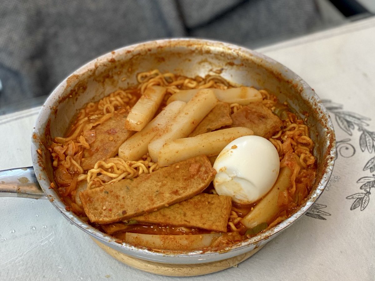 곤약떡볶이 만듦
저당 고추장, 밀가루가 적게들고 어육함량이 높아서 ‘오뎅에 이 가격을 태운다고?!’ 손떨면서 샀던 오뎅, 라면을 반개만 먹기 때문에 반개 남아있었던 면, 설탕대신 올리고당, 떡 대신 곤약.

떡의 맛과 식감이 1도 안나지만 원래 떡볶이떡을 그렇게 좋아하진 않아서 대충 잘 먹었음.
