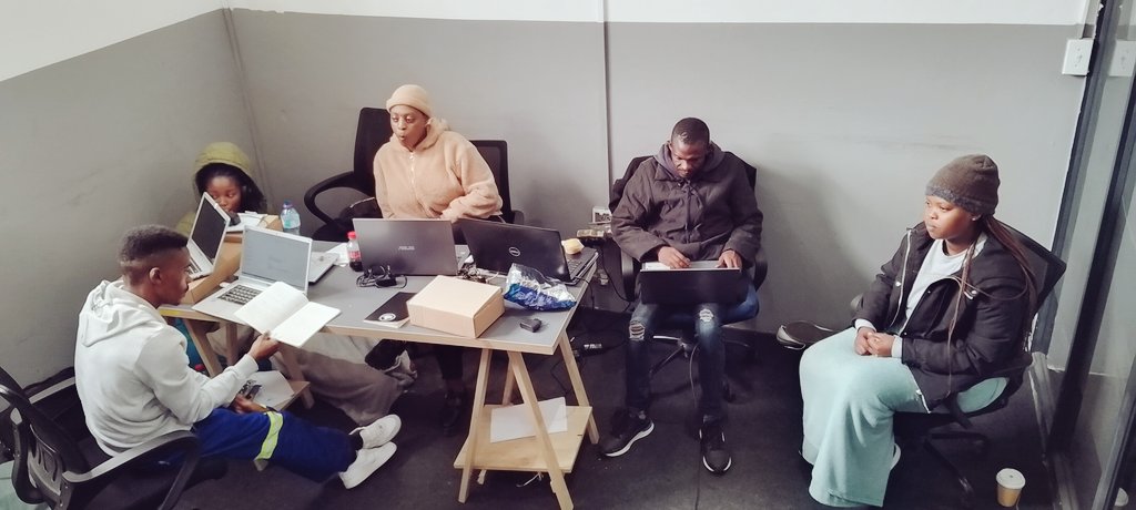 Geekulcha's tweet image. Team sync is crucial at this point and it&apos;s great seeing the teams preparing themselves. #TelkomLearnHack