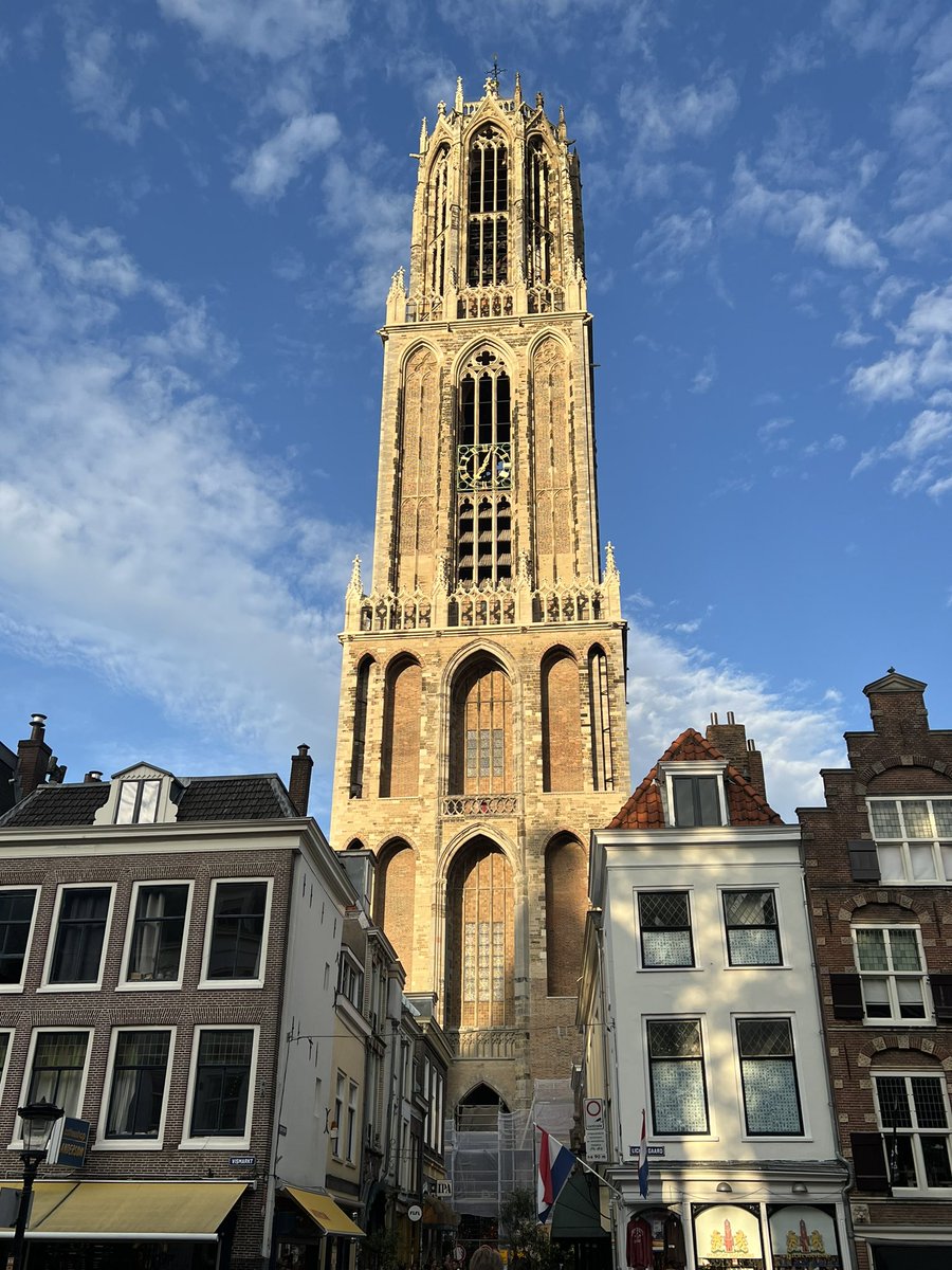 Het grootste literaire festival van Nederland <a href="/ILFUtrecht/">ILFU</a> is gisteren feestelijk gestart met #nkpoetryslam en #ikjesmarathon Twee weken lang regeert de literatuur in #utrecht #geenhogerebtw