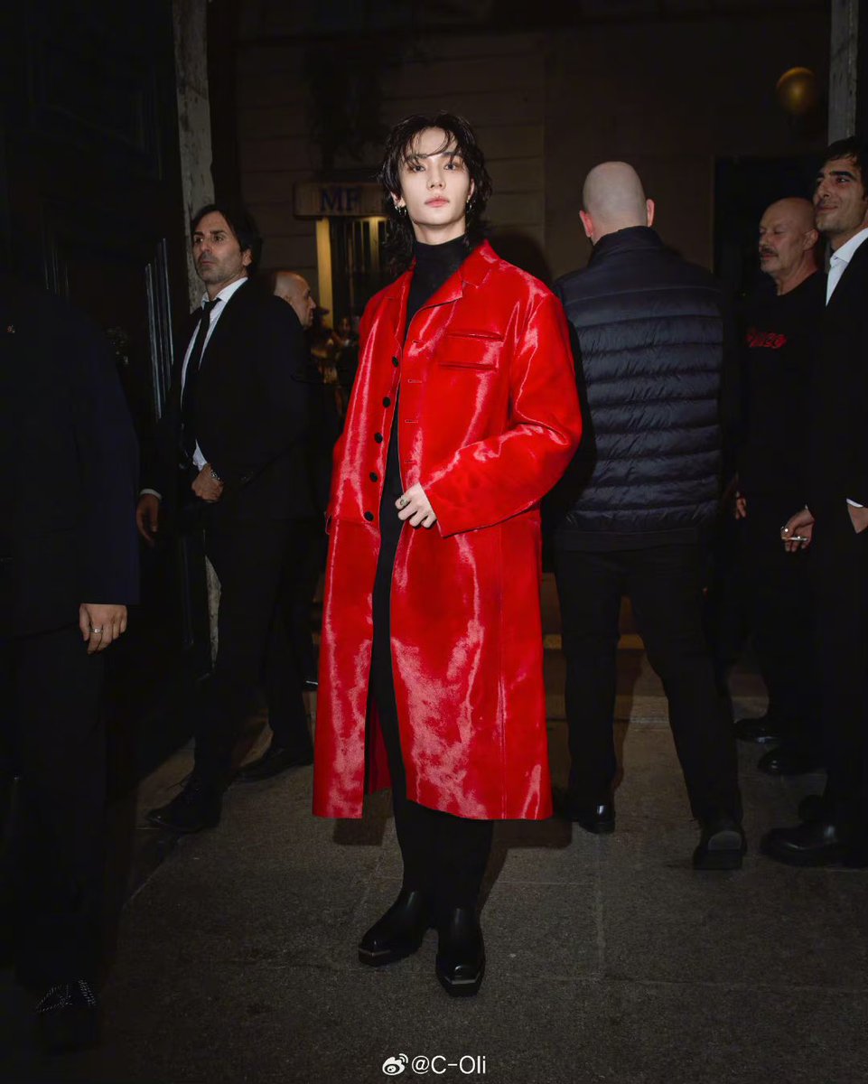 hjsvvtamin's tweet image. Versace Prince 👑 

#HyunjinxVersaceSS25 
#HyunjinAtMFW24
#VersaceSS25 
@Versace