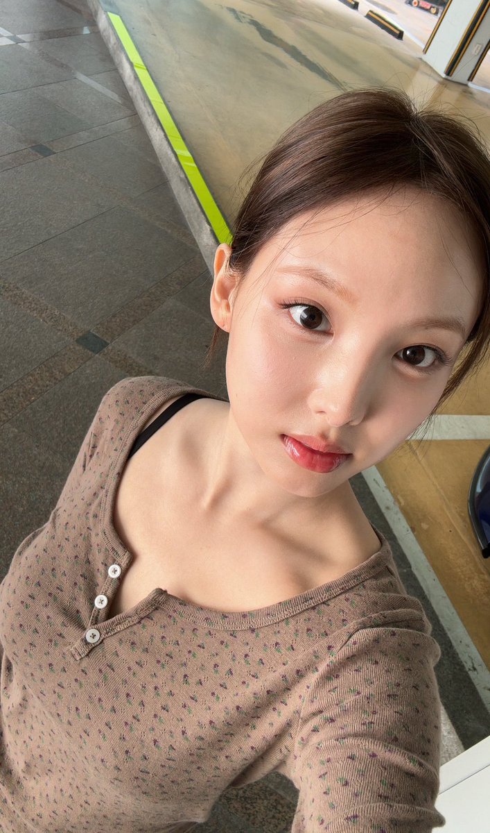 imnayeonarchive's tweet photo. https://t.co/CGJv0oGceP