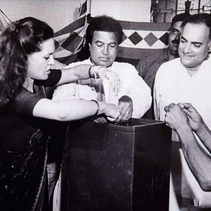 कांग्रेस को इसलिए बैलेट पेपर से वोटिंग चाहिए...सामूहिक मतदान की सुविधा हेतु?
🤣😂