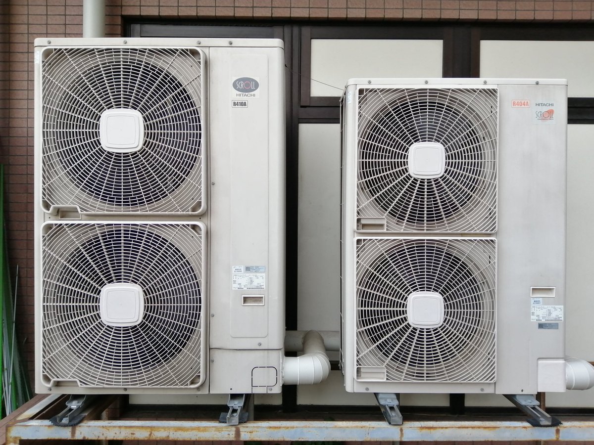 日立冷凍機リモートコンデンサ 左はR410A、右はR404A。 左のR410Aは