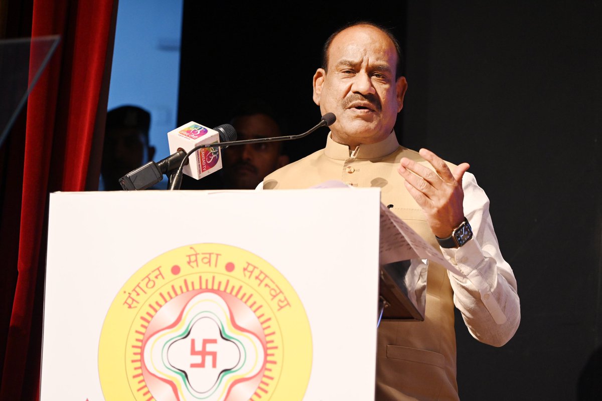 ombirlakota's tweet photo. ‘क्षमा वीरस्य भूषणम्’
मुंबई, महाराष्ट्र में भारत जैन महामंडल द्वारा आयोजित सामूहिक क्षमावाणी कार्यक्रम में सम्मिलित होकर मुनिजनों का आशीर्वाद प्राप्त किया, तथा क्षमा विनय की।

क्षमापना का मूल उद्देश्य अपने कर्मों का विश्लेषण कर, मन के भीतर करुणा का भाव विकसित करना है। जैन परंपरा ने सम���पूर्ण विश्व को शांति, अहिंसा और क्षमा का संदेश दिया है। क्षमा का भाव सदा – सर्वत्र और सभी के लिए हितकारी माना गया है, वहीं शांति ही वैश्विक संघर्षों का एकमात्र समाधान है। भगवान महावीर के विचारों और जीवन दर्शन से सुसज्जित भारतीय संस्कृति विश्व शांति व प्रगति के लिए समर्पित है। आइये, महावीर का मनन कर सर्व कल्याण के लिए कर्मशील जीवन का प्रण लें।