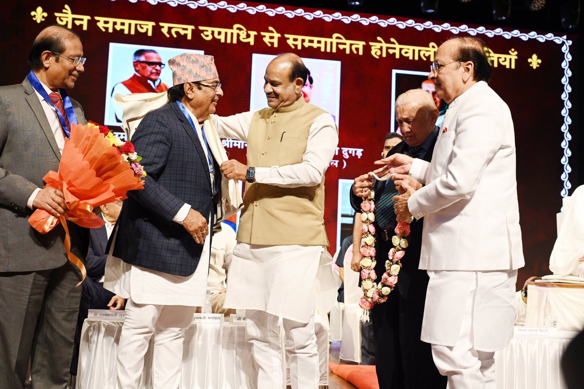 ombirlakota's tweet photo. ‘क्षमा वीरस्य भूषणम्’
मुंबई, महाराष्ट्र में भारत जैन महामंडल द्वारा आयोजित सामूहिक क्षमावाणी कार्यक्रम में सम्मिलित होकर मुनिजनों का आशीर्वाद प्राप्त किया, तथा क्षमा विनय की।

क्षमापना का मूल उद्देश्य अपने कर्मों का विश्लेषण कर, मन के भीतर करुणा का भाव विकसित करना है। जैन परंपरा ने सम���पूर्ण विश्व को शांति, अहिंसा और क्षमा का संदेश दिया है। क्षमा का भाव सदा – सर्वत्र और सभी के लिए हितकारी माना गया है, वहीं शांति ही वैश्विक संघर्षों का एकमात्र समाधान है। भगवान महावीर के विचारों और जीवन दर्शन से सुसज्जित भारतीय संस्कृति विश्व शांति व प्रगति के लिए समर्पित है। आइये, महावीर का मनन कर सर्व कल्याण के लिए कर्मशील जीवन का प्रण लें।
