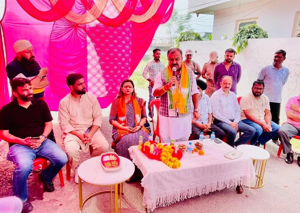 RekhaMAHAJAN7's tweet photo. Public Interaction of @ChVikramRandhawa  ji ,MLA Candidate from #bahuconstituency at 
Guru Tej Bahadur Nagar 
#assemblyelections2024
#DistrictJammuSouth
#jaibhajpa 

@NarendraModi @tarunchughbjp @ashishsood_bjp @blsanthosh @JPNadda @AmitShah @BJP4JnK @BJP4India https://t.co/nkodXRg9yu