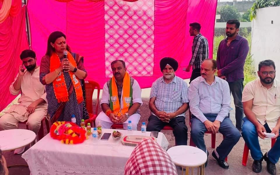 RekhaMAHAJAN7's tweet photo. Public Interaction of @ChVikramRandhawa  ji ,MLA Candidate from #bahuconstituency at 
Guru Tej Bahadur Nagar 
#assemblyelections2024
#DistrictJammuSouth
#jaibhajpa 

@NarendraModi @tarunchughbjp @ashishsood_bjp @blsanthosh @JPNadda @AmitShah @BJP4JnK @BJP4India https://t.co/nkodXRg9yu