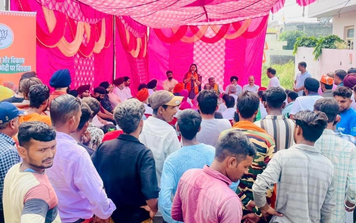 RekhaMAHAJAN7's tweet photo. Public Interaction of @ChVikramRandhawa  ji ,MLA Candidate from #bahuconstituency at 
Guru Tej Bahadur Nagar 
#assemblyelections2024
#DistrictJammuSouth
#jaibhajpa 

@NarendraModi @tarunchughbjp @ashishsood_bjp @blsanthosh @JPNadda @AmitShah @BJP4JnK @BJP4India https://t.co/nkodXRg9yu