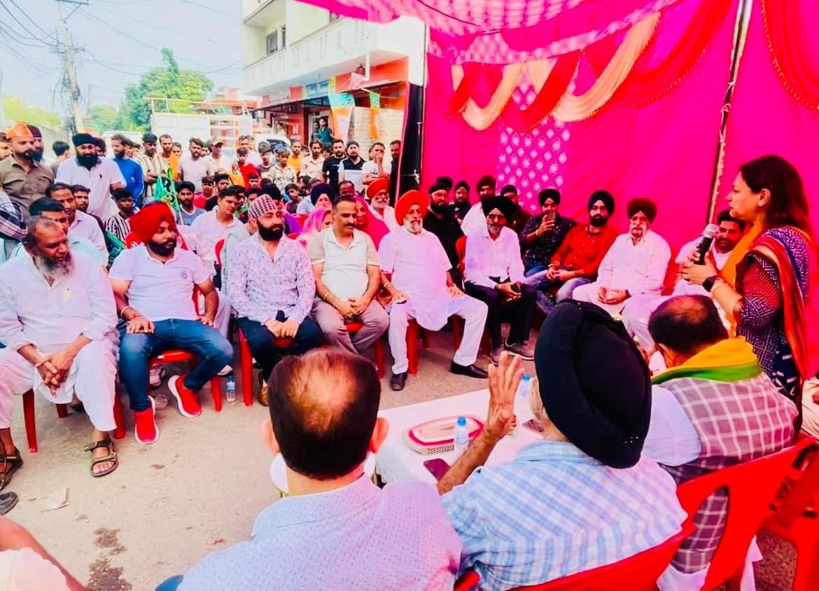 RekhaMAHAJAN7's tweet photo. Public Interaction of @ChVikramRandhawa  ji ,MLA Candidate from #bahuconstituency at 
Guru Tej Bahadur Nagar 
#assemblyelections2024
#DistrictJammuSouth
#jaibhajpa 

@NarendraModi @tarunchughbjp @ashishsood_bjp @blsanthosh @JPNadda @AmitShah @BJP4JnK @BJP4India https://t.co/nkodXRg9yu