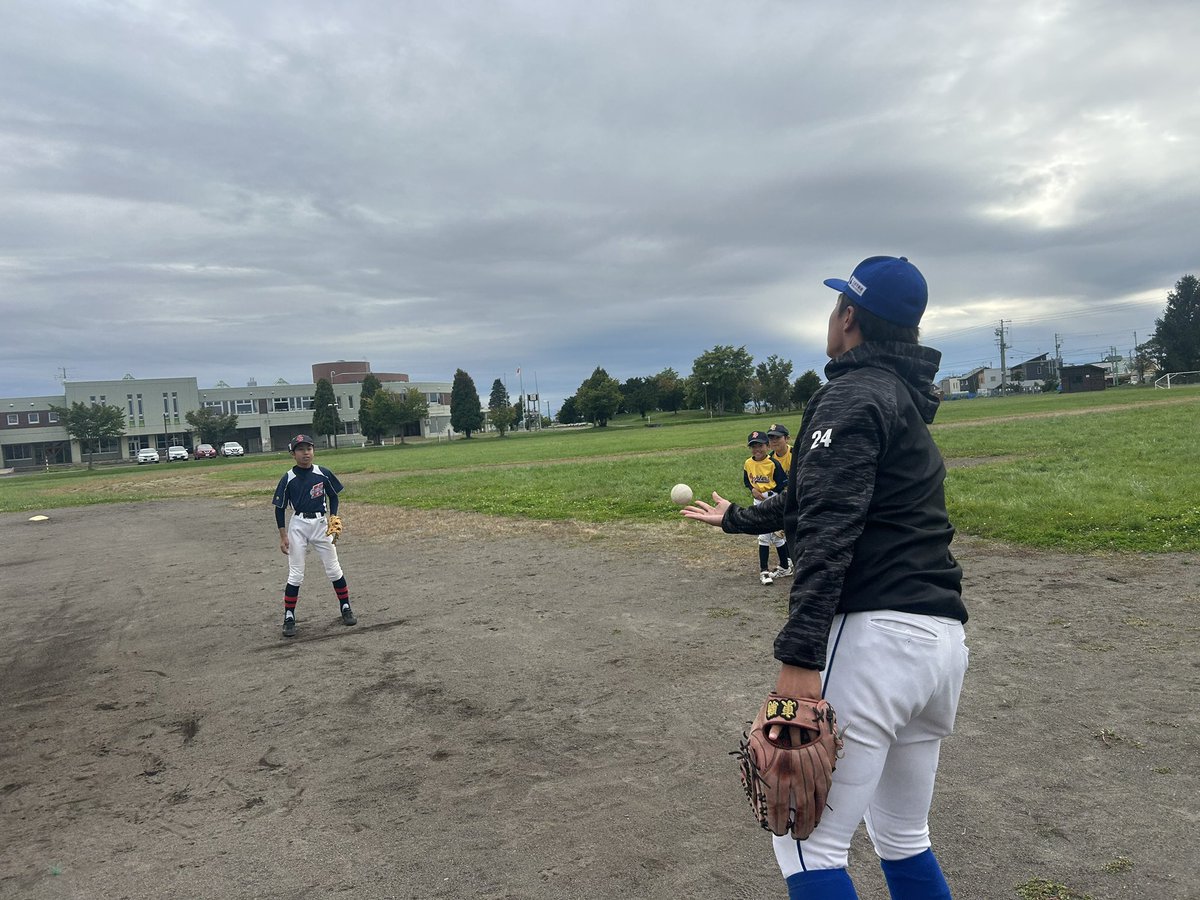 tkk_baseball's tweet photo. 【野球教室】
本日のOP戦後に栗沢小学校にて遠田監督、チーム道都（伊丹、長谷川、松崎）による、野球教室が行われました。

同じ岩見沢で野球をしているチームとして、カテゴリーは違いますが、野球で岩見沢を盛り上げていければと思います。 https://t.co/bbmwv5LWrS