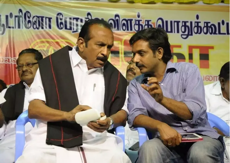thiruja2009's tweet photo. கிட்டதட்ட 50 நாட்களாக உணவுசெரிமானம் ஆகாமல் வயிற்றுப்போக்கு குறையாமலும், இடைவிடாத பயணத்தாலும் சோர்வுற்று ஒருநாள் இரவில் சிறையில் மயங்கி விழுந்தேன். இரவு நேரம் கழித்து சிறைக்காவலர் என்னை வெளியில் இழுத்து வாசலுக்கு வெளியே போட்டார். மயக்கம் தெளியாத நிலையிலும், சிகிச்சைக்கு கொண்டு செல்ல அனுமதி கிடைக்காமல் இருந்த சமயத்தில் பெயர் தெரியாத ஒரு சிறை காவலர் என்னை தோளில் தூக்கி போட்டுக்கொண்டு சிறை மருத்துவமனையில் சேர்த்தார். மயக்கம் முழுமையாக தெளிந்து பிறருக்கு செய்தி தெரியாமல் இருக்க மீண்டும் என்னை சிறையில் அடைத்தனர். இது ஓரிரு நாளில் சிறைவாசிகளுக்கு தெரியவந்து, ராஜீவ்காந்தி வழக்கின் சிறைவாசி தோழர் முருகன் வாயிலாக மே17 தோழர்களுக்கு தெரியவந்தது. நான்கு நீதிபதிகள் சிகிச்சைக்கு என்னை கொண்டு செல்ல உத்திரவிட்டும் சிறை நிர்வாகம் சிகிச்சைக்கு அனுமதிக்கவில்லை. இது நடந்து மூன்றாவது நாளில் தாம்பரம், சைதாப்பேட்டை நீதிமன்றங்களின் வழக்குகளுக்காக வேலூரில் இருந்து அழைத்து வந்திருந்தனர். தாம்பரம் வழக்கு முடிந்து சைதாப்பேட்டை கொண்டு செல்லும் வழியில் காவலர்கள் பரங்கிமலைக்கு அருகே ஒரு சாலையில் வாகனத்தை நிறுத்திவிட்டனர். 
பகல் 12 மணியிலிருந்து 3 மணிவரை நின்றுகொண்டிருந்தது. என்னைத் தேடி வழக்கறிஞர்கள் தோழர்கள் அலைந்து இந்த வாகனம் இருக்குமிடத்தை கண்டறிந்து காவலர்களிடம் கேள்வி கேட்க ஆரம்பித்தனர். அப்போது தோழர் உரத்த குரலில் சொன்னார்,’ அப்போ ஐயா. வைகோ சைதாப்பேட்டை கோர்ட்ல இருக்கரதால தான் அங்கே திருமுருகனை கொண்டு போகமாட்டீங்களா?’ என்ற போதுதான் எனக்கு என்ன காரணம் என தெரிந்தது. மேலிருந்து உத்திரவு வராமல் நீதிமன்றம் எடுத்துச் செல்லமாட்டோம் என்றார்கள். வாகனத்திலிருந்த காவலரிடம் நான் விசாரித்த போது, ’..மதிய உணவு இடைவேளை விட்டிருப்பதால் வைகோ உணவிற்கு சென்றுவிடுவார் அதன்பின் கொண்டு செல்லலாம், மேலும் அவர் நேரத்திற்கு உணவு எடுக்கவேண்டிய நிலையில் இருப்பதால் கண்டிப்பாக நீண்டநேரம் காத்திருக்கமாட்டார். ஆகவே அவர் வெளியே சென்றபின்னர் உங்களை நீதிபதியிடம் முன்னிறுத்த சொல்லி இருக்கிறார்கள்’ என்றார். ஆனால் நேரம் கடந்தும் வைகோ அவர்கள் நீதிமன்றத்திலிருந்து வெளியேறாமல் என்னை சந்திக்க காத்திருந்தார். வேறுவழியில்லாமல் என்னை நீதிமன்றத்தில் நிறுத்திய போது ஆரத்தழுவி வரவேற்றார். நீதிமன்றத்திற்குள் ஒரு அறையில் எனக்கு என்ன நடந்தது என விசாரித்தார். என் அப்பா உடன் இருந்தார். நான் தயக்கத்துடன் நடந்தவைகளை சொன்னேன். கேட்கும் போது உணர்வுமேலோங்க கண்ணீர் கசிய கைகளை பிடித்து நிச்சயம் இந்த அக்கிரமத்திற்கு போலீஸ் பதில் சொல்ல வைப்போம். தைரியமாயிருங்கள் என்று சொல்லி என் தந்தைக்கும் உறுதிகொடுத்தார். என் கைகளை பிடித்து வெளியே அழைத்து ஊடகத்தில் நடந்தவற்றை விளக்கி அரசை எச்சரித்துப் பேசினார். அந்த சந்திப்பு என்மீது நடந்த அடக்குமுறைகளை உலகிற்கு சொன்னது. கிட்டதட்ட 4 மணிநேரம் காத்திருந்து என்னை சந்தித்த பின்பே அவர் நீதிமன்றத்தை விட்டு வெளியேறினார்.
 இதற்கு முந்தைய வருடத்தில் குண்டர் சட்டத்தில் புழல் சிறையில் இருந்த போது என் வீட்டிற்கு சென்று மகளுக்கும், குடும்பத்தாருக்கும் ஆறுதல் தெரிவித்ததோடு நானே வழக்கறிஞராக ஆஜராவதாக சொன்னார். இதுபோன்ற அக்கரையை எனக்கு மட்டுமல்ல, தேர்தலில் பங்கேற்காத இயக்கத் தோழர்கள் பலரிடமும் இதே தோழமையை வெளிப்படுத்தியதை கண்டிருக்கிறேன். அய்யா வீரசந்தானம் உடல்நலம் சரியில்லாமல் இருப்பதை அவரிடம் தெரிவித்த பொழுது ஓடோடி நேரில் சந்தித்து வேண்டியவற்றை செய்தார். பரமகுடியில் 2011 இமானுவேல் சேகரனார் நிகழ்வின் போது போலீஸ் துப்பாக்கி சூடு நடத்தி கொலை செய்தபோது, அங்கே சென்றதுமட்டுமல்லாமல், காயமடைந்து உயிருக்கு போராடிக்கொண்டிருந்த இளைஞனை மருத்துவமனையில் சேர்த்து காப்பாற்றினார். அந்த இளைஞர் அதன்பின் இன்று வரை அவருக்கு தனி உதவியாளராக இருக்கிறார். 2011 இலங்கையால்  கொலை செய்யபட்ட மீனவரின் மனைவியை நான் நேரில் ஆவணப்படம் எடுக்க சந்தித்த போது தனக்கு அரசு வேலை வாங்கிக்கொடுத்து வைகோ அவர்கள் குடும்பத்தை பாதுகாக்க உதவியதை தெரிவித்தார். இதுபோன்ற பல செய்திகளை நேரில் கேட்டிருக்கிறேன். 
2013ல் ஐ.நாவில் இலங்கைகுறித்த தீர்மானம் அமெரிக்காவில் கொண்டுவரப்பட்ட போது மார்க்சிய-லெனினியம் பேசிய தமிழ்த்தேசியர் முதல் கொண்டு பெரியாரிய தலைவர்கள் சிலர் வரை அமெரிக்க தீர்மானம் தீர்வை கொண்டுவந்துவிடும் என்ற போது மே 17 இயக்கம் அதை மறுத்தது. அமெரிக்க தீர்மானத்தை ஏற்றால் இலங்கைக்கான சாதகமான சூழல் உருவாகும் என்றோம். இந்நிலைப்பாட்டின் உண்மைத் தன்மையை உணர்ந்து அமெரிக்கவால் கொண்டுவரப்படும் தீர்மானம் போலியானது என்பதை ஐயா.வைகோ அவர்கள் தீர்மானகரமாக முடிவெடுத்தார். இதை மே17 இயக்கத்தால் நடத்தப்பட்ட ஐ.நா அலுவலக முற்றுகைப்போராட்டத்தில் பகிரங்கமாக அறிவித்தார். முற்றுகை நடந்து கைதாகி அரங்கத்தில் இருக்கும் சமயத்தில், அமெரிக்க தூதரகத்திலிருந்து தாயகத்திற்கு அழைத்திருப்பதாக உதவியாளர் தெரிவித்தார். இருந்த போதிலும் அமெரிக்காவின் தீர்மானம் தமிழர்களுக்கு எதிரானது என தொடர்ந்து வலியுறுத்தி நின்றார். இதற்கு அடுத்த ஆண்டில் அவரது தலைமையில் அமெரிக்க தீர்மானத்திற்கு எதிரான எங்களது அமெரிக்க தூதரக முற்றுகை நடந்தது. அப்போராட்டத்தில் அமெரிக்க கொடி எரிக்கப்பட்டது. ஐ.நா தீர்மானம் குறித்து முற்போக்காளர்கள் முதல் ஆளும் கட்சிகள் வரை ஆதரித்து நின்றபோது இத்தீர்மானம் தமிழர்களுக்கு தீர்வை தராது, தமிழர்கள் போராட்டத்தை நீர்த்துபோக செய்யும், இலங்கையை காப்பாற்றும் என்கிற எங்களது நிலைப்பாடு இன்று உண்மையாகி உள்ளது. அமெரிக்காவை எதிர்த்து போராடியதால் அமெரிக்க செல்வதற்கான அனுமதியை அமெரிக்கா அவருக்கு மறுத்தது. தனது பேரக்குழந்தைகளை சென்று சந்திப்பது சாத்தியமில்லாமல் போகும் என சிரித்துக்கொண்டே சொன்னார். என்றபோதிலும் இந்நிலைப்பாட்டை இறுதிவரை மாற்றிக்கொள்ளவில்லை. ஏகாதிபத்திய எதிர்ப்பும், புரட்சியும் பேசிய பலர் அமெரிக்க சார்பில் நின்று சமரசமாகிய நிகழ்வையும், வெகுசன அரசியலில் நின்று தமிழர் உரிமை சார்ந்து துணிந்து எதிர்த்து நின்ற அவரது அரசியலையும் ஒப்பிட்டு பார்க்கும் வாய்ப்பு கிடைத்தது. 
முல்லைப்பெரியாறு, நியூட்ரினோ போராட்டத்தை மக்கள் மயப்படுத்தி லட்சக்கணக்கானோரை திரட்டிய போதிலும் தேர்தல் நலனுக்காக இந்த போராட்டங்களை அவர் பயன்படுத்திக்கொள்ளவில்லை. நியூட்ரினோ திட்டம் நிறுத்தப்பட்டதெனில் வைகோ அவர்கள் மட்டுமே முழுமுதற்காரணி என்பது மிகையில்லை. கேரளா செல்லும் வழிகளை மறித்து 2011ல் அவர் துவக்கிய முல்லைப்பெரியாறு மக்கள் போராட்டம் வெற்றிக்கு அழைத்து சென்றது. இந்தியாவின் மையப்பகுதியான மத்தியப்பிரதேசம் வரை ஆயிரக்கணக்கான தொண்டர்களை படையென நகர்த்தி ராஜபக்சேவின் சாஞ்சி வருகைக்கு எதிராக நின்றார். இதுபோன்ற ஒரு போராட்டத்தை இந்தியாவில் எந்த இனமும் நடத்தியதில்லை. இந்தியாவின் வெளியுறவு கொள்கை, பாதுகாப்பு கொள்கை, சூழலியல் கொள்கைகளை தமிழ்த்தேசிய அரசியலில் நின்று எதிர்கொண்ட ஒரே அரசியல் ஆளுமையாக பாரளுமன்றத்திலும் மக்கள் மன்றத்திலும் வாதிட்டவர், போராடியவர். திமுக, அதிமுக என இருபெரும் ஆதிக்க-அதிகார கட்சிகளுக்கு  இடையே சாமானியர்களின் கோரிக்கையை மையநீரோட்டத்திற்கு எடுத்துச்சென்றவர் அவர். இந்த இரு கட்சிகளுக்கும் அழுத்தம் தரக்கூடிய அரசியலை தொடந்து 30 ஆண்டுகளாக நடத்தியவர்.  தேர்தல் கூட்டணி  என்பது அதிகாரத்தை பங்குபோட நடக்கும் சர்க்கஸாக அனைத்து கட்சிகளையும் மாற்றி மாற்றி கூட்டணி வைத்து இருந்தாலும்   மதிமுக மட்டுமே குறிவைத்து கொச்சைப்படுத்தப்பட்டது. காரணம் அவர் இரண்டு கட்சிகளுக்கும் அச்சமூட்டுபவராக இருந்தார். தமிழ்நாடு தழுவிய கட்சியாக மதிமுக நின்று கொண்டிருக்கிறது. மேலும் அக்கட்சி பொறுப்பாளர்கள் எவரும் எந்த ஊழல், சட்டவிரோத செயல்கள் என எதிலும் சிக்காத தூய்மையாக நின்றவர்கள். பலவேறு மக்கள் சார்ந்த போராட்டங்களில் தம்மை இணைத்துக்கொள்ளக்கூடிய நேர்மையான பெரியாரிய-திராவிட கொள்கை தோழர்கள்  திமுக-அதிமுகவை காட்டிலும் மதிமுகவில் மட்டுமே உண்டு. இரு பெரிய கட்சிகளின் மாநில-மாவட்ட-வட்ட  பொறுப்பாளர்களை போல மக்களிடமிருந்து அன்னியப்பட்ட பொறுப்பாளர்கள் மதிமுகவில் இன்றுவரை கிடையாது. சூழலியல், ஈழம், மனித உரிமை, மதவெறி எதிர்ப்பு , வாழ்வாதார கோரிக்கைகள் என எதுவாக இருப்பினும் அப்போராட்டத்திற்கு ஆதரவையும், தோழமையும் மதிமுகவிடம் இருந்து கிடைக்கும். இப்படியான ஒருபோக்கை திமுக-அதிமுகவிடம் ஒருபோதும் எதிர்பார்க்க இயலாது. 
இப்படியாக தமது கட்சி தோழர்களை 30 ஆண்டுகளாக வழிநடத்தி நெறிப்படுத்துவது வெகுசன அரசியலில் பெரும் நெருக்கடியை கொடுக்கும்  என்பதை நாம் கண்டிருக்கிறோம். நேற்று முளைத்த கட்சிகளில் நடக்கும் சட்டவிரோத செயல்பாடுகளை அன்றாடம் நாம் காணும் போதில், மதிமுகவின் தனித்தன்மை   நன்கு விளங்கிடும். இருந்த போதிலும் தமிழகத்தின் பெரும்பான்மை ஊடகத்தால், அறிவுச்சமூகத்தால், சிவில் சமூகத்தால் புறக்கணிக்கப்பட்ட, நிராகரிக்கப்பட்ட அரசியலை மதிமுக சந்தித்தது. அவரது தோழர்கள் பலகாலம் சிறைவாசம், வழக்குகள், அடக்குமுறைகள் என எதிர்கொண்டாலும் எக்காலத்திலும் அதை பொதுவெளியில் வெளிப்படுத்தியதில்லை. ஒவ்வொரு மதிமுக தோழரும் ஏதேனும் ஒருவகையில் அரசு அடக்குமுறை, சிறை, வழக்குகளை எதிர்கொண்டவராக இருப்பார். பேராசிரியர் க.சிவதம்பி தமிழ்த்தேசிய அரசியலை வெளிப்படுத்தும் திராவிட கட்சியாக மதிமுகவை அடையாளப்படுத்தி இருப்பார். 3 தமிழர் தூக்குத் தண்டனை அறிவிக்கப்பட்டு தேதி குறிப்பிடப்பட்ட பொழுது 3 பெண்கள் உண்ணாநிலை போராட்டம் நடந்து கொண்டிருந்தது. இந்த போராட்ட அரங்கில் டேவிட்பெரியார் உள்ளிட்ட தோழர்கள் இருந்த சமயத்தில் ஒருநாள் அழைத்து நேரில் சந்திக்க வேண்டுமென்றார். தான் டில்லியில் இருப்பதாகவும், நேரில் சந்தித்து 10 நிமிடம் பேசிவிட்டு உடனடியாக மதுரை செல்லவேண்டி இருப்பதால் வீட்டிற்கு வர இயலுமா என்றார். நேரில் சந்தித்தோம். அச்சமயத்தில் மூவர் தூக்கு ரத்திற்கான வழக்கிற்கு ராம்ஜெத்மலானி ஒப்புக்கொண்டிருப்பதாக தெரிவித்தார். பெரும் நிம்மதியை கொடுத்த முடிவு அது. நேரடியாக ராம்ஜெத்மலானியை சந்தித்து அவரை ஒப்புக்கொள்ள வைத்திருந்தார். இதை எங்களிடம் தெரிவித்து, இதை வெளியில் தற்போது தெரிவிக்க வேண்டாம். வழக்கு வரும்போது தெரிந்து கொள்ளட்டும், இல்லையெனில் இதை தடுக்க முயல்வார்கள் என்றார். உங்களிடம் தெரிவித்ததற்கான காரணம் நீங்கள் போராட்டத்தை உற்சாகத்துடன் எடுத்துச் செல்லுங்கள், சோர்ந்துவிடாதீர்கள் என்பதற்காக சொன்னேன் என்றார். இதே போல தோழர் கயல் இலங்கையின் உளவுத்துறையால் கைதுசெய்யப்பட்டு கொழும்பில் சித்தரவதைக்கூடம் கொண்டு செல்லப்பட்டதை அறிந்த உடன் அன்ற பிரதமர் மன்மோகன் சிங்கை உடனே தொடர்பு கொண்டு, ‘ நாங்கள் கொண்டாடும் பெரும் தமிழ்ப்பாவலர் பெருஞ்சித்திரனாரின் பேத்தியின் கண்ணியத்திற்கு களங்கம் வந்துவிடாமல் விடுவிக்கப்படவில்லையெனில் கடுமையான எதிர்ப்பை இந்தியா சந்திக்க வேண்டிவருமென்றார்’, இது நடந்த ஒரு மணி நேரத்தில் தோழர், கயல் விடுவிக்கப்பட்டு தொலைபேசியில் விடுதலை அடைந்ததை தெரிவித்தார். 
‘குற்றம் சாட்டுகிறேன்’ என தமிழர்களை இலங்கை அரசு கொலை செய்ய இந்தியா உதவுகிறது என இந்திய அரசை குற்றம் சாட்டி அவர் வெளியிட்ட நூலில் இருந்த தகவல்கள் இந்திய அரசை குற்றவாளி என அறிவிக்க ப்ரேமன் தீர்ப்பாயத்திற்கு பெரும் உதவியாக இருந்தது. இந்த புத்தகத்திற்காக அன்றய திமுக அரசு அவர் மீது தேசதுரோக வழக்கை பதிவு செய்தது. இவ்வழக்கு நீதிமன்றத்தில் நடந்து இறுதி தீர்ப்பு வந்த நாளில் நான் அவருடன் நீதிமன்றத்தில் இருந்தேன். அவசர அவசரமாக தீர்ப்பை வாசித்த நீதிபதி, ஐயா வைகோ குற்றவாளி என்றார். பின்னர் தண்டனை காலத்தினை அறிவித்தார். அறிவித்துக்கொண்டிருக்கும் போதே, ஐயா.வைகோ தண்டனையை குறைக்க கேட்டதால் தண்டனையை ஒராண்டு சிறைத்தண்டனை என குறைப்பதாக தெரிவித்தார். உண்மையில் அப்படியான கோரிக்கையை யாரும் அங்கே தெரிவிக்கவில்லை. தாமக அந்த நீதிபதி தெரிவித்து முடித்த உடன் வைகோ உடனடியாக அதை மறுத்து நான் செய்தது தவறு என என்றுமே நினைக்கவில்லை. கடந்த காலத்தில் வி.புலிகளை ஆதரித்திருக்கிறேன், இனியும் ஆதரிப்பேன் அதில் மாற்றமில்லை, நீதிபதி தவறான உள்நோக்கத்தோடு இந்த தீர்ப்பை வாசிக்கிறார், என்னை உடனே கைது செய்யுங்கள், நான் தயாராக வந்திருக்கிறேன், தமிழரின் தாகம் தமிழீழ தாயகம் என்றார். அவரது எதிர்ப்பிற்கும், குற்றச்சாட்டிற்கும் பதில் சொல்ல இயலாமல் நீதிபதி அமைதி காத்தார். இது நடந்த சமயத்தில் நீதிமன்றத்தில் அவருடன் நானும் நின்றிருந்தேன்.  இவையேல்லாம் மறைமுகமாக நடந்து பின்னர் அவை மிகைப்படுத்தப்பட்ட செய்திகளாக சொல்லப்பட்டவை அல்ல, நாங்கள் நேரில் கண்டவை. 
எந்த கூட்டணியில் இருந்த போதிலும் அவர் எடுத்த எந்த வாழ்வாதார- அரசியல் கோரிக்கையிலும் சமரசம் செய்துகொண்டதில்லை. ஈ..ழம், ஸ்டெர்லைட் முதல் கூடன்குளம் வரை இதை காணமுடியும். அவர் மீது அளவிற்கதிகமான வசவுகள், விமர்சனம் எனும் பெயரில் வன்மங்கள், இழிவுபடுத்தல் என ஏராளமான தாக்குதல் நடந்தது. இதே அளவிலான தாக்குதல்களை நேர்மையற்ற, ஒழுங்கீனமான, போராடும் துணிச்சலற்ற, சந்தர்ப்பவாத, சாதியவாத தலைவர்கள் எவர் மீதும் நாம் காணமுடியாது. தமிழ்நாடு சார்ந்து இந்தியாவின் வெளியுறவு, பாதுகாப்பு, வாழ்வாதார, மாநில உரிமை, மொழி சார்ந்த கொள்கைகளில் உரத்த குரலாக தமிழர்களின் ஒலித்த வைகோ அவர்களை தவிர்த்துவிட்டு நகரும் பல அறிவுசீவிகள் பிற திராவிட கட்சிகளின் சந்தர்ப்பவாத தலைமைகளோடு நட்பும், தோழமையும் பாராட்டுவதையும் கண்டிருக்கிறோம். மிகத்தூய்மைவாத புரட்சிகர அரசியலை பேசுகிறவர்கள் இவரை நிராகரித்துவிட்டு, முதலாளித்துவ திராவிட கட்சிகளோடு ஐக்கியம் காண்கிறவர்களையும் கண்டிருக்கிறோம். தமிழ்நாட்டில் திமுக, அதிமுக தவிர்த்து சனநாயக வெகுசன பெரியாரிய, முற்போக்கு அரசியலை முன்னெடுக்கும் அரங்காக   அவரால் உருவாக்கப்பட்ட மதிமுகவை தவிர்ப்பதை   கூட்டமைப்புகள் சிலவற்றில் கண்டிருக்கிறேன். ஆயினும் நெருக்கடியான சமயத்தில் வைகோவுடன் பேசி ஆதரவு கேளுங்கள் என என்னிடம் தெரிவிக்கும் விசித்திரமான நிகழ்வுகளையும் நான் சந்தித்து இருக்கிறேன்.
 மே17 இயக்கம் எவ்வகையிலும் அவரது தேர்தல் அரசியலுக்கு பயன்பட்டதில்லை என்பது தெரிந்தும் அவர் எங்களுடன் நின்றது என்பது எமது அரசியல் நிலைப்பாடுகளுக்காக மட்டுமே. தேர்தல் முடிவில் எதிர்மறையான முடிவுகள் வந்த அடுத்த நாளில் எங்களுடன் நினைவேந்தலில் பங்கெடுத்திருக்கிறார்.  உடல்நலம் சரியில்லாத நிலையிலும் நினைவேந்தலில் பங்கெடுத்து இருக்கிறார். வழக்கு வந்த சமயத்திலும் பங்கெடுத்திருக்கிறார், எங்களுடன் கைதாகி இருக்கிறார். கூடன்குளத்தில் காவல்துறை அடக்குமுறை ஏவி தாக்குதல் நடத்திய சமயத்தில் கண்டன ஆர்ப்பாட்டத்தை நெல்லையில் அன்றய ஜெயலலிதா அரசிற்கு எதிராக அனைத்து கட்சி-இயக்கங்கள் நடத்திய போது கண்டன போராட்டத்தோடு முடிக்காமல் கைதாகும் போராட்டமாக மாற்றுங்கள் என அறிவித்து முதல் நபராக கைதானார். மதிமுகவின் மாவட்ட பொறுப்பாளர்கள் பலரும் ஏதேனும் ஒரு போராட்ட களத்தில் நின்றவர்கள். அவரோடு உடன்நின்ற தளபதிகளாக போராட்டங்களை நடத்திய பல மதிமுக பொறுப்பாளர்கள் போன்ற ஆளுமைகளை பிற திராவிட கட்சிகளால் பெரிய பட்டியலை காட்ட இயலாது. சாமானிய இயக்கங்கள் அழைத்தால் இன்றும் ஆதரவு தரக்கூடிய மாவட்ட்ட செயலாளர்களை கொண்ட அமைப்பு மதிமுகவாக மட்டுமே திராவிட கட்சிகளில் இருக்கிறது. மணல் கொள்ளை, கல்விக்கொள்ளை, கனிமக்கொள்ளை, கார்ப்பரேட் விசுவாசம், இந்துத்துவ சார்பு, சாராய கம்பெனிகள், தனிமனித ஒழுக்கமற்ற தன்மை, மலிவான ஊழல், கொள்கையற்ற அரசியல் என மலிந்துகிடக்கும் திராவிட கட்சிகளுக்கு மாற்றான நேர்மையான, சுத்தமான கைகளுக்கு சொந்தமான தோழர்கள் நிறைந்த பெரியாரிய-தமிழ்த்தேசிய கொள்கை சார்ந்து, பதவி அரசியலுக்கு ஆசைப்படாமல், சாமானிய மக்களுடன் களத்தில் நிற்கும் கட்சியாக மதிமுகவை வளர்த்தெடுத்து தலைநிமிர்ந்து நிற்கும் தலைவராக இயங்கும் ஐயா. வைகோ அவர்களுக்கு இனிய அகவை நாள் வாழ்த்துகளை தெரிவிப்பதில் மகிழ்கிறேன்.
@duraivaikooffl