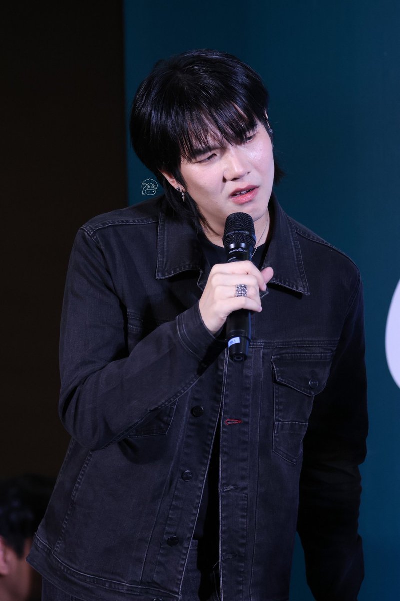build_army's tweet photo. *open Biu memes collection*

📷: on picture 

Build Wearing Denim
#RBSJackRusselXBuild
@JakeB4rever https://t.co/ibiSXX0hz5