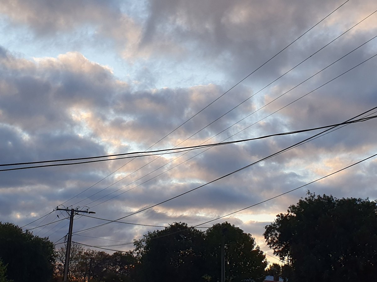 mandysgarden's tweet photo. It was a cloudy and chilly sunset tonight!
#cloudysunset #cloud https://t.co/LlQEMCrqAD