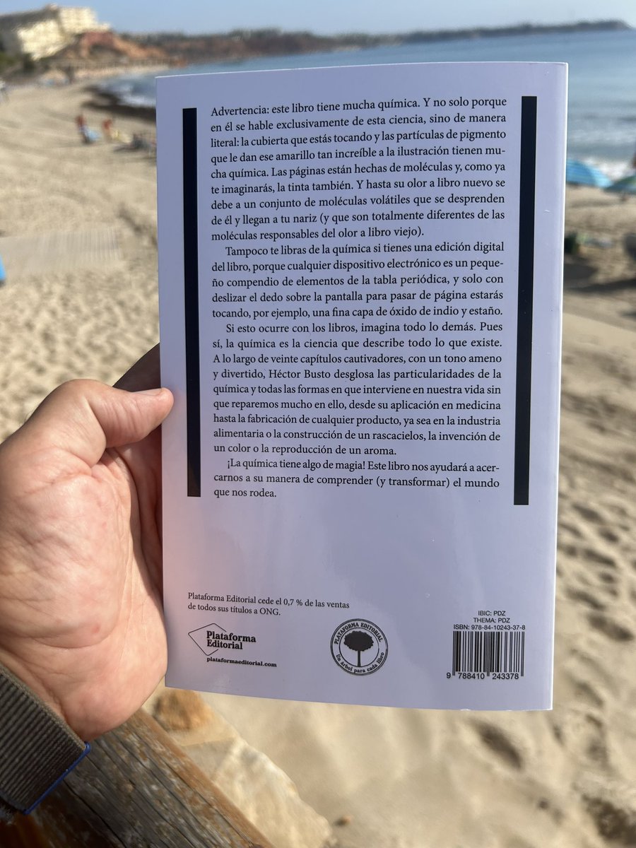 ScientiaJMLN's tweet image. Planazo de domingo. Lectura playera de “20 razones para amar la química” del gran @hebusto , un amante de la química y un divulgador muy muy riguroso. La pinta es extraordinaria. Editado por @PlataformaEdit .