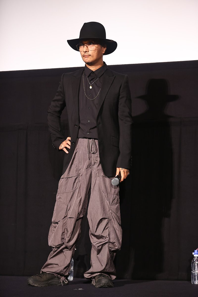 edgelinetokyo's tweet photo. DIR EN GREY・京“やりたい放題劇場”！「残響の血脈」舞台挨拶で観客沸く【写真7枚】 https://t.co/x2PFtH06pd 

京によるShinyaへのみたらし団子“いる？”写真も記事内掲載
Die「真剣になればなるほど眠たくなる」！？
#残響の血脈 https://t.co/xpgDE2l4yA