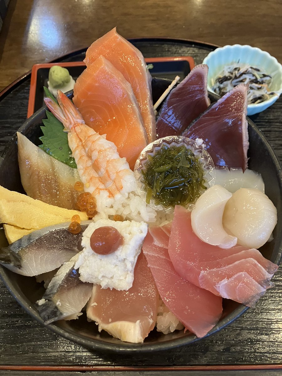 rinrin_game's tweet photo. 田原市の渥美の丼屋まるみさん
海鮮丼

あら汁や漬け物がお代わり自由で1000円はお得過ぎないかい？ https://t.co/LQ0S1IDPiw