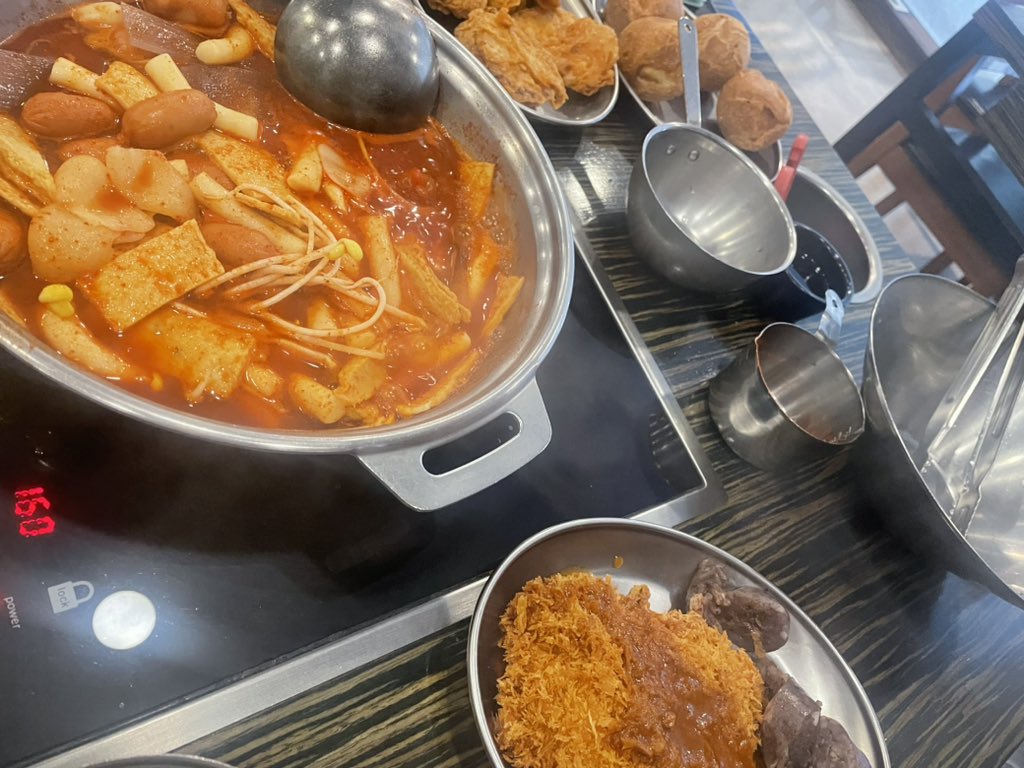joony0405's tweet photo. 마뇨떡볶이 먹으러 외출 게이3명 ㅇㅈㄹ https://t.co/yj6CIUeJEM