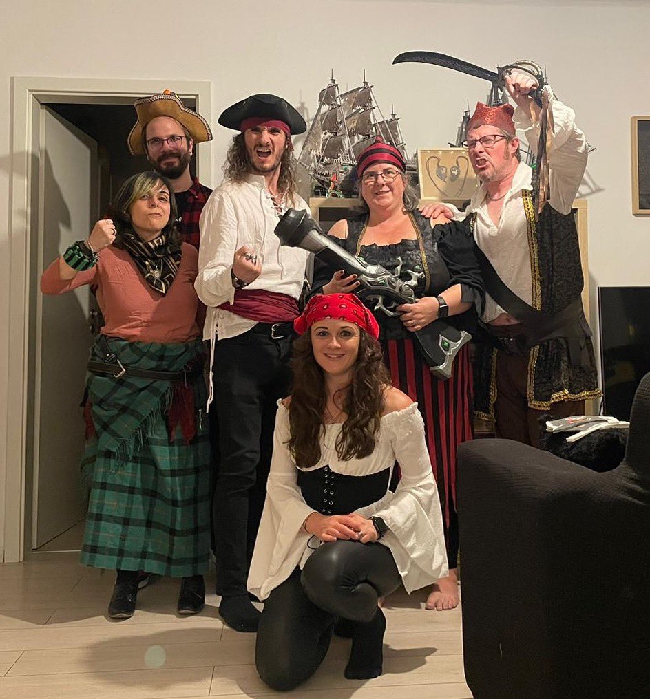 Knotty_Stitch's tweet photo. When it’s #SeaofThievesCommunityWeekend so you have a #BeMorePirate dinner party with dishes and drinks from @Gato_Pub’s #SeaOfThievesCookbook, and a round of #LyingPirates https://t.co/fOYNC2a42y