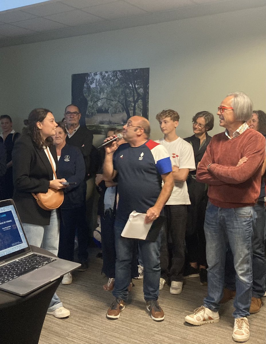 BoisdronD's tweet photo. Hier lors la soirée des #bénévoles et sportifs de la Ligue @PDLNatation j’ai eu l’honneur d’être décorée de la médaille de bronze de la @FFNatation et ma fille a reçu la médaille d’argent régionale. Une belle reconnaissance de notre engagement pour ce sport qu’on vit en famille ! https://t.co/m8DyCRVMbG