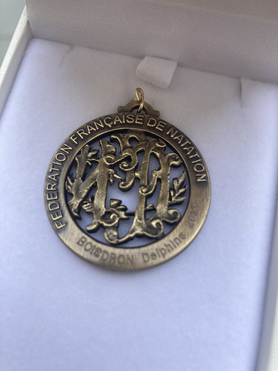 BoisdronD's tweet photo. Hier lors la soirée des #bénévoles et sportifs de la Ligue @PDLNatation j’ai eu l’honneur d’être décorée de la médaille de bronze de la @FFNatation et ma fille a reçu la médaille d’argent régionale. Une belle reconnaissance de notre engagement pour ce sport qu’on vit en famille ! https://t.co/m8DyCRVMbG