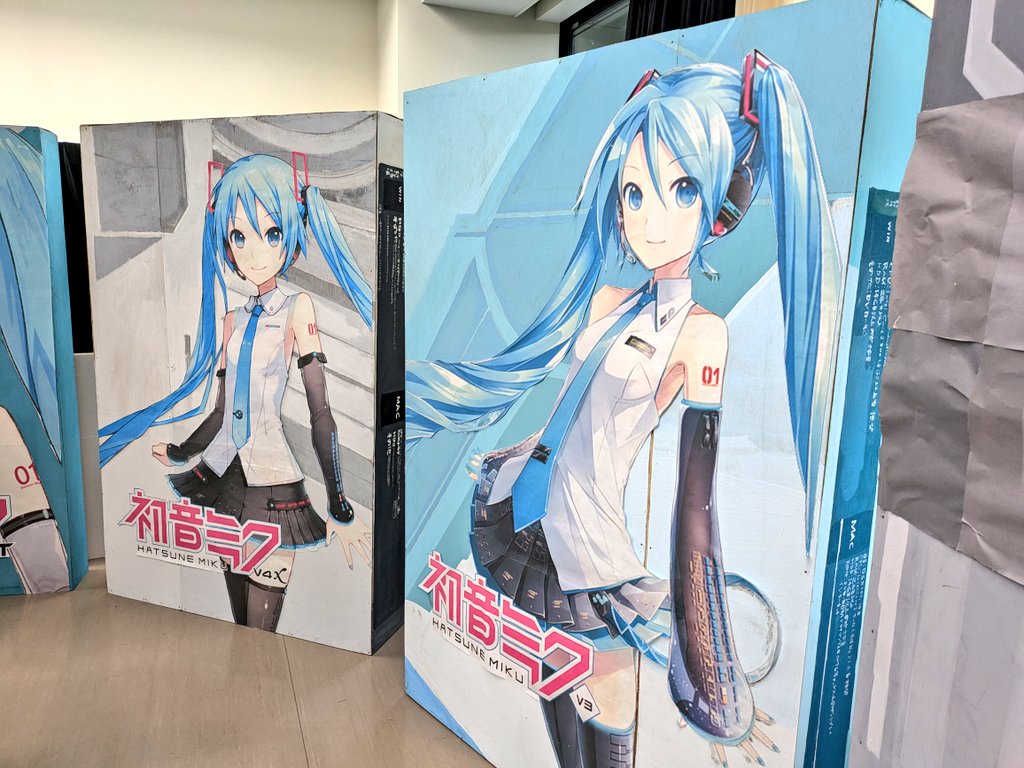 初音ミク 「そして目的のミクカイセイに到着! 企画展もあればライブもある! ここの部たも力の」|キノ店員のイラスト