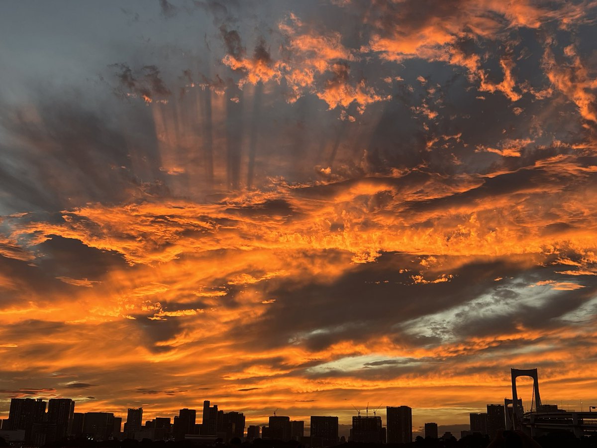 michaelstobo's tweet photo. Fantastic sunset from Odaiba this evening #Tokyo #sunset https://t.co/BvXVXJgeDA