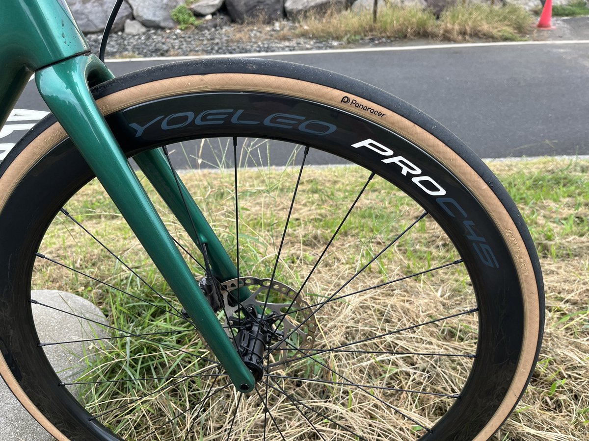 mutoyy's tweet photo. 6月前半に注文したホイールがようやく届いた。重量は、正確な計りがないのでなんともいえない。簡易的なものを使ったら、1.34kgらしい。公称重量より軽い。
おまけのサドルはとても軽い。今までの半分ぐらい。

#YOELEO https://t.co/yoNMLvov7T