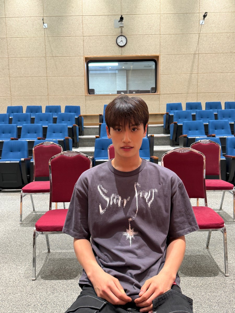 TIOT_NOW's tweet photo. [#준현]
음....                행복하고 러블리한 주말을
너에게. ...!        줄래잉😗

#금준현 #KUMJUNHYEON
#TIOT #티아이오티 https://t.co/V6TMNKcxaH