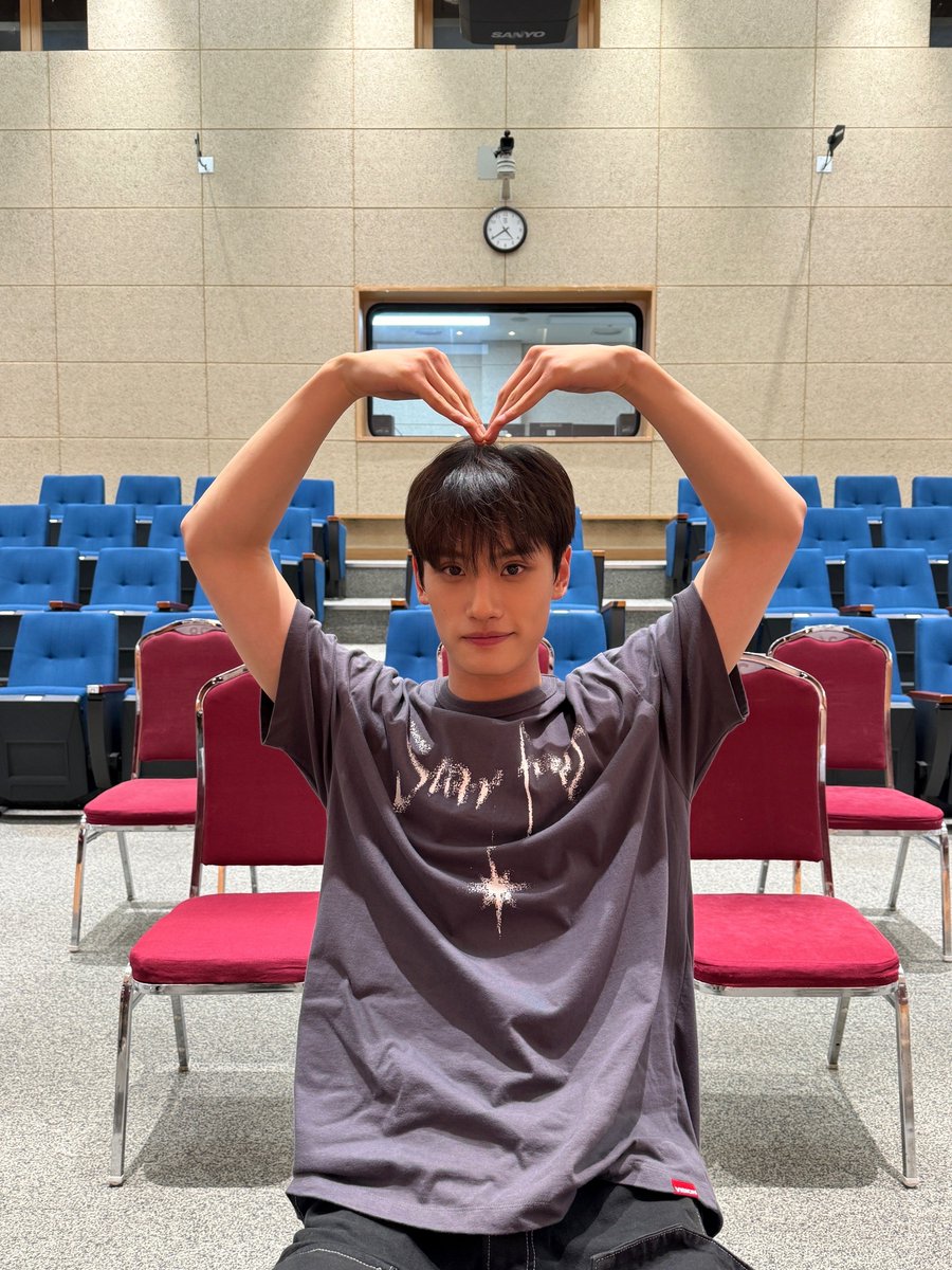 TIOT_NOW's tweet photo. [#준현]
음....                행복하고 러블리한 주말을
너에게. ...!        줄래잉😗

#금준현 #KUMJUNHYEON
#TIOT #티아이오티 https://t.co/V6TMNKcxaH