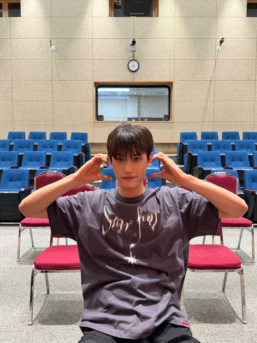 TIOT_NOW's tweet photo. [#준현]
음....                행복하고 러블리한 주말을
너에게. ...!        줄래잉😗

#금준현 #KUMJUNHYEON
#TIOT #티아이오티 https://t.co/V6TMNKcxaH