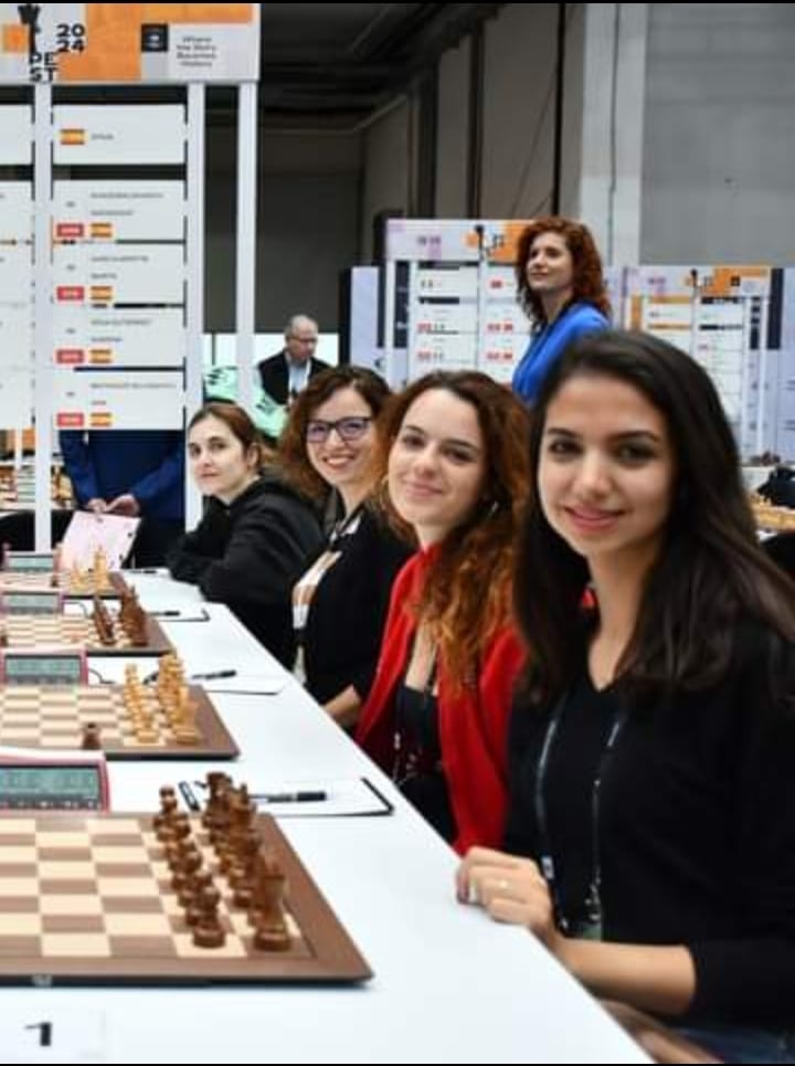 La selección🇪🇸 española en la lucha por las 🏅. A falta de 1 ronda va 5ª en las Olimpiadas 🌍 Mundiales. La jugadora del <a href="/FCC_MA/">FCC Medio Ambiente</a>♻️ Benalmádena, Ana Matnadze, juega hoy en el 4⁰ tablero contra la húngara🇭🇺 Lazarne, mucha suerte🍀 ¡Vamos, España! 🇪🇸💪🏻.