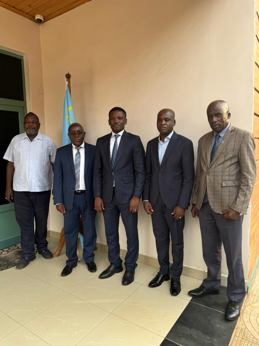 TshenkeA's tweet photo. Un echange fructeux autour du respect des lois du pays hôte🇷🇼 et la capitalisation des échanges commerciaux entre🇨🇩&amp;🇷🇼 a eu lieu entre opérateurs écques Congolais œuvrant au #Rwanda et la mission diplomatique dla #RDC représentée par le Chargé d'affaires et le 1er conseiller. https://t.co/WyJlkx85Ub