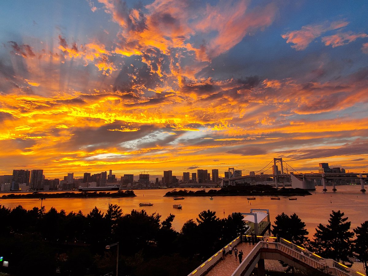 今日のお台場
曇り予報でしたが、とても綺麗です
地球・大地を感じる
悩みなんて吹っ飛ぶとは、こういう事を言うんでしょうね