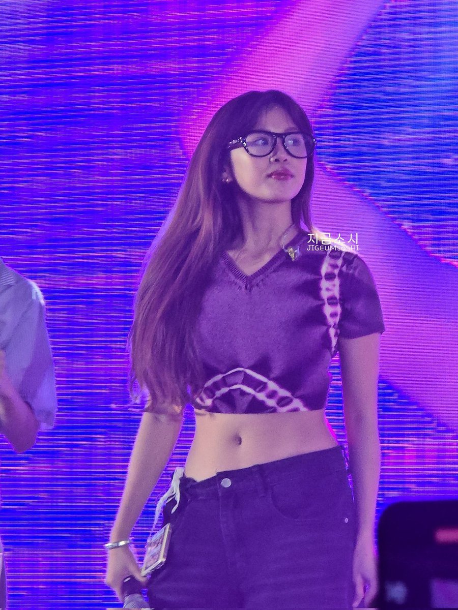 mostlystacey's tweet photo. Ayan na si bangless maloi with thick glasses and cropped top like WHAT DO YOU WANT FROM ME !!!! https://t.co/c7bYrcZCUs