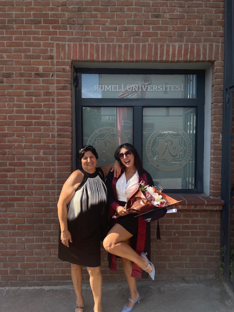 Ben mezun oldum 🥰 Emeğimizin karşılığını almanın heyecanı ve mutluluğunu yaşadık. Başarılarımız ve mutluluğumuz daim olsun. 🎓🧿🌸

#RumeliFarkı #güçlüi̇lkeliyenilikçi #RumeliÜniversitesi
#graduation #YüksekLisans