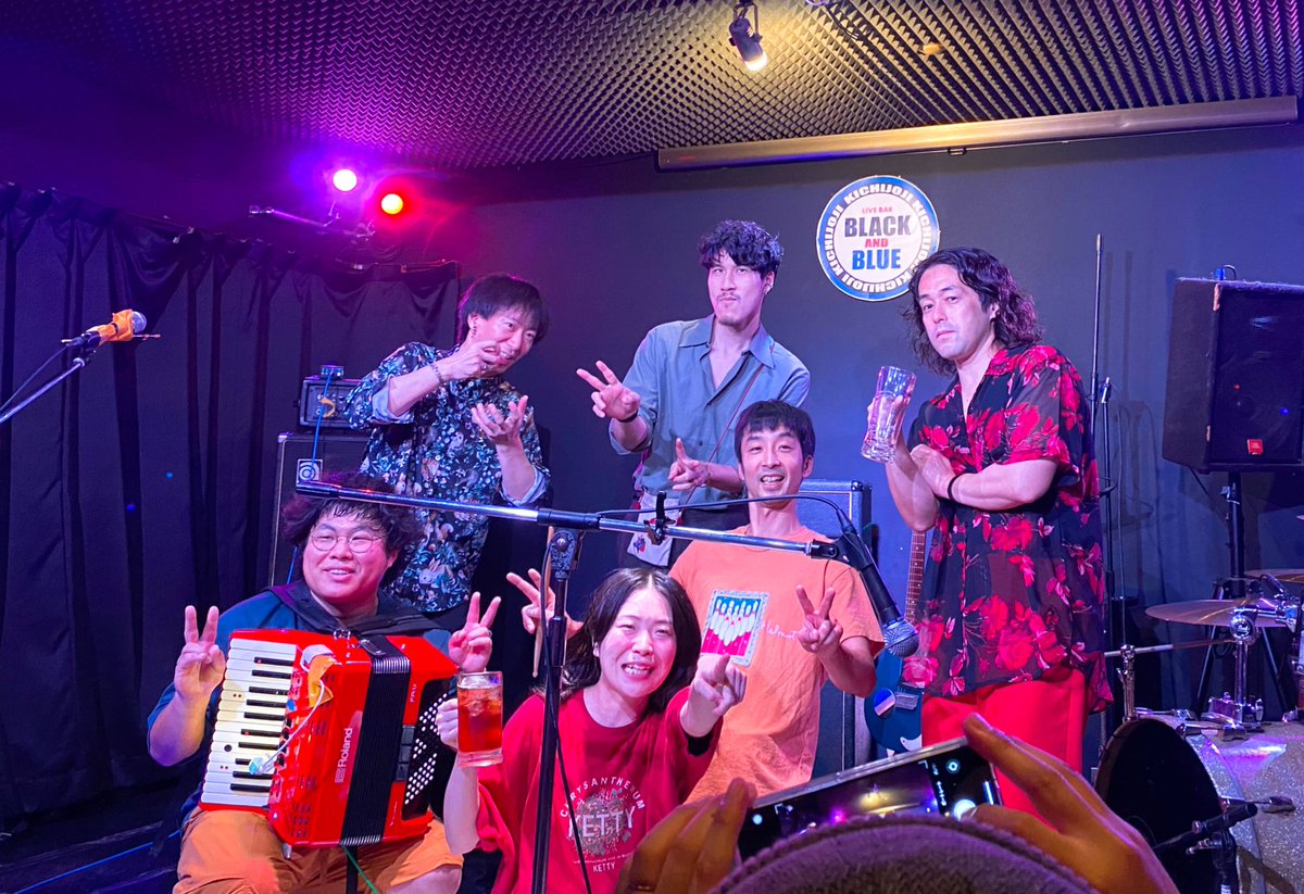 midori8787's tweet photo. Spotifyでオススメされる→好き❤️→ライブ行こ！→地元のタウン誌の表紙だ！→GET→職場にまさかのご本人降臨→ライブ→やっぱ好き❤️（今ここ）
なんだか導かれてる？
ちなみに私も秋生まれ、蠍座のＡ型です！

#のっぺら https://t.co/3FiuWphNP9