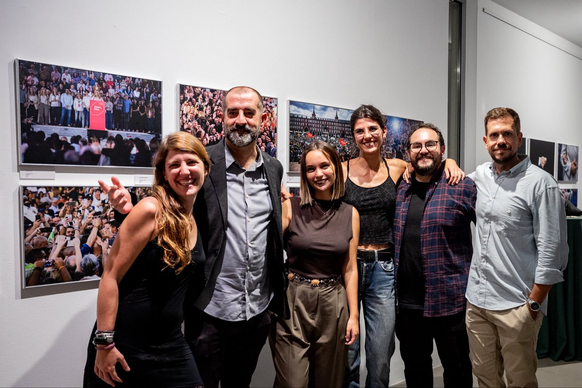 Llevamos meses trabajando para reunir a los mejores fotógrafos y fotógrafas políticas de España. Gracias a todos los que habéis participado y a mis compañeros de comisariado por hacerlo posible <a href="/PedroRuiz_Photo/">Pedro Ruiz Jiménez</a> <a href="/guerraypaz/">Moeh Atitar مو</a>. La muestra se podrá ver en otros puntos de España🥹
