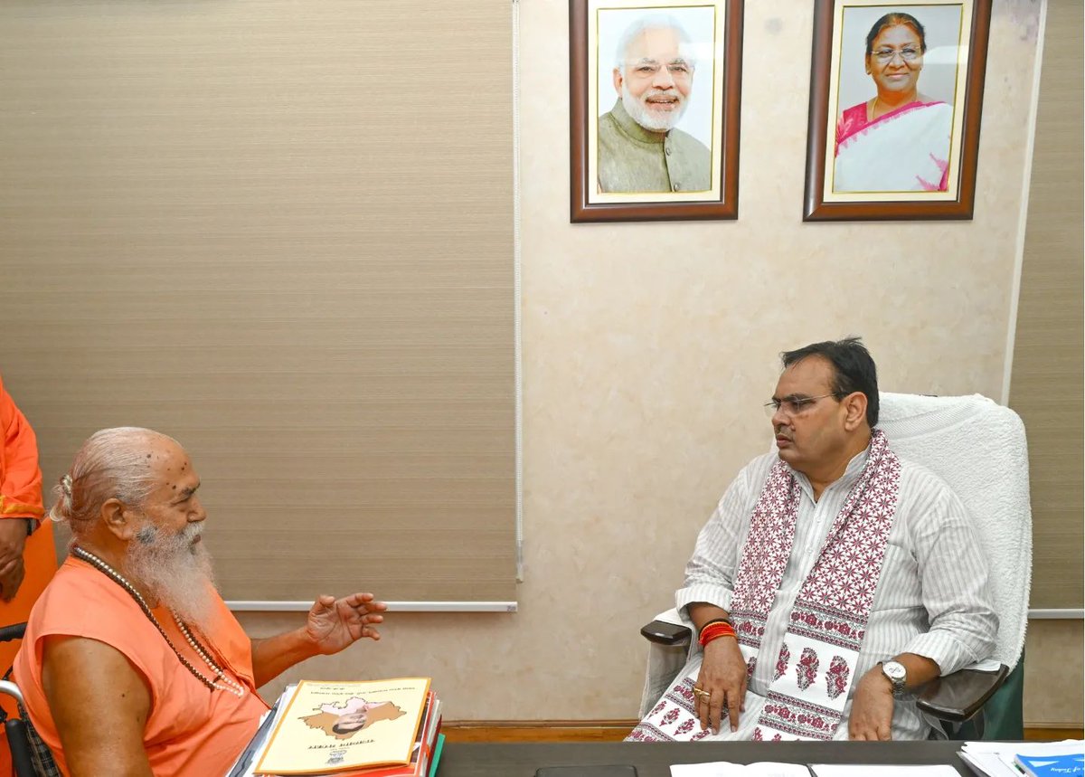 bishnoinetwork's tweet photo. सीएम से मुकाम पीठाधीश्वर लंबी मंत्रणा खेजड़ी कटाई बंद करने का पूरा भरोसा दिलाया। नोखा 22 सितंबर। पर्यावरण रक्षक बिश्नोई समाज के मुकाम धाम पीठाधीश्वर आचार्य स्वामी रामानंद जी महाराज के सान्निध्य में एक शिष्टमंडल शनिवार को जयपुर जाकर सीएम हाउस में मुख्यमंत्री भजनलाल शर्मा से मिला। https://t.co/5y6GSOsTvN