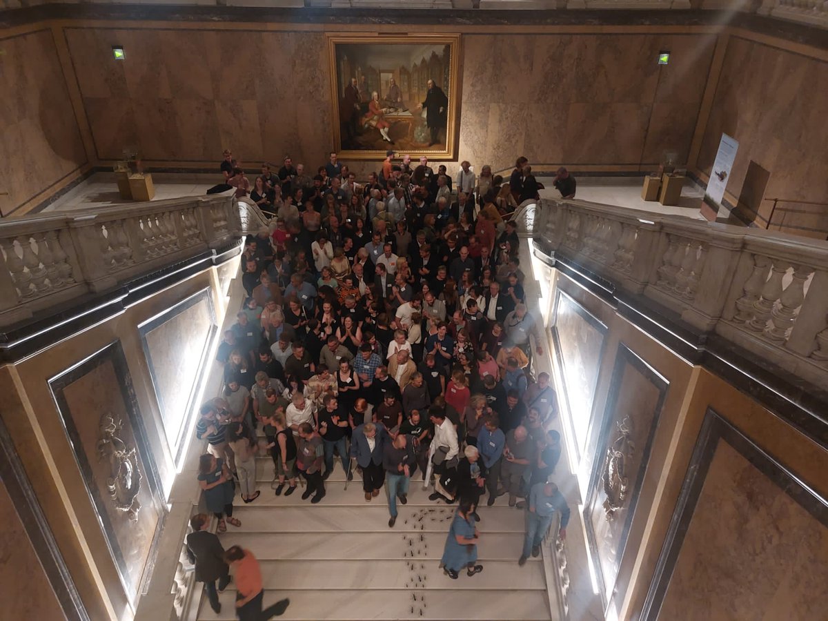 Very honoured as plenary speaker at the 157th Ornithological Conference of <a href="/DOrnitholGes/">DO-G</a>. Look at the birds, look for your health! Excellent contributions on #OneHealth and bird conservation from many collegues. Thanks to @NHM_Wien for the memorable Congress Dinner at the museum