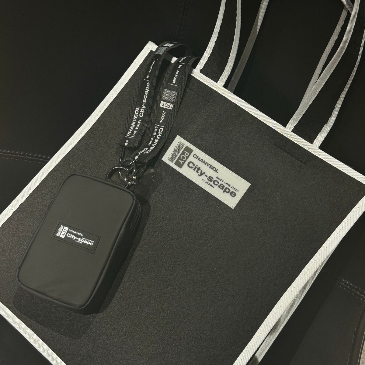 EXO_NEWS_JP's tweet photo. 『2024 CHANYEOL LIVE TOUR : 都市風景 (City-scape) in JAPAN』 グッズ好評販売中💛

フェルトテイクアウトバッグ、ミニポーチのデザインに使われているコードは、大阪公演日でもあるCHANYEOLの誕生日になっています🍒🎉

9/23(月)23:59まではSOLD OUTなくご購入いただけます🛍️
※但し一部商品に関して、期間中であっても予定数量に達し次第販売を終了いたします。

🛒詳細はこちら
https://t.co/r19IZ8au7D

#CHANYEOL
#EXO #weareoneEXO
#CHANYEOL_都市_City_scape_in_JAPAN
#2024_CHANYEOL_LIVETOUR #都市風景