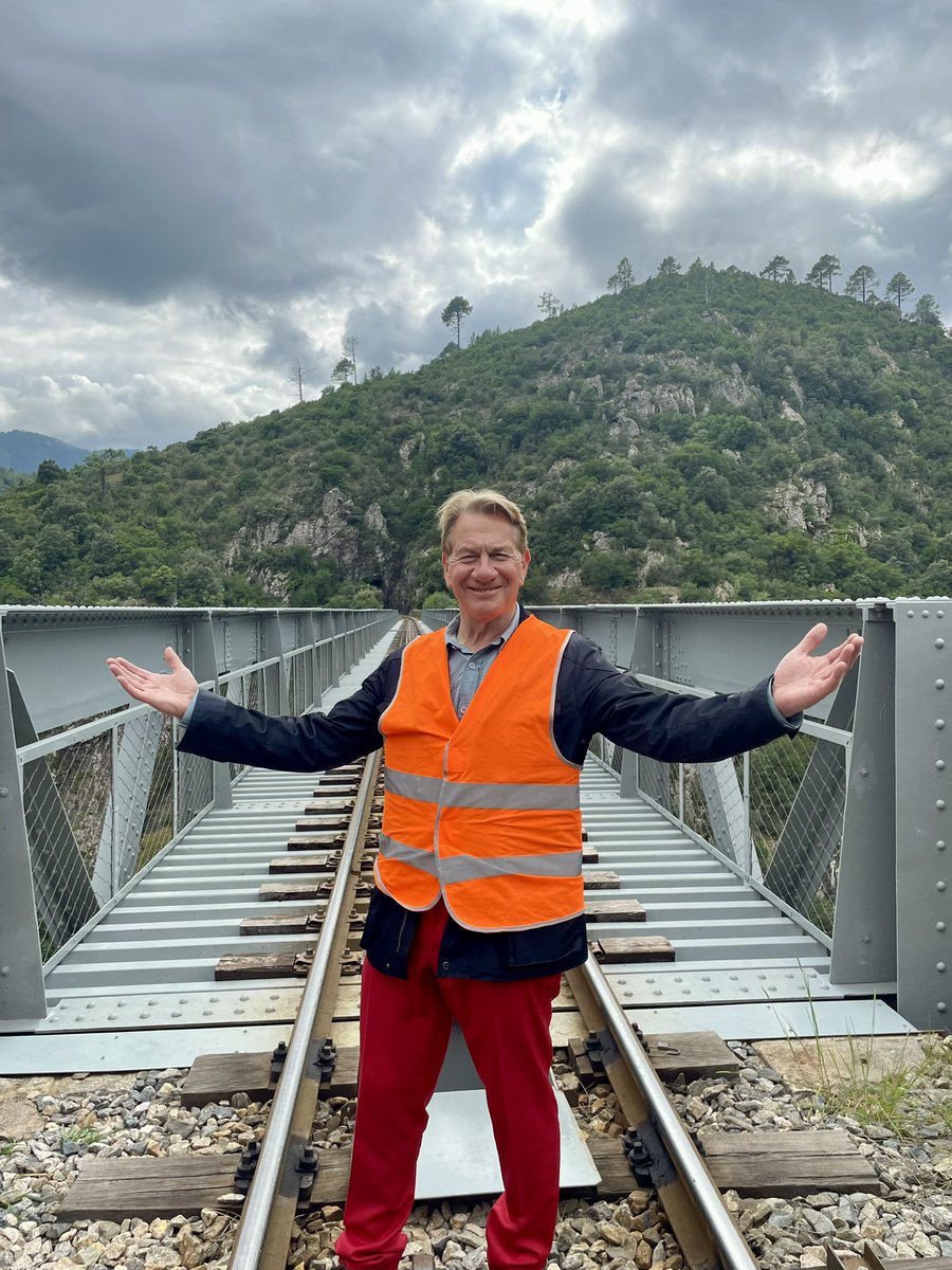 CFCORSE's tweet photo. [ Tournage pour l'émission « Great Continental Railway Journeys » 🎬 ]

Ce week-end, une équipe de la chaîne britannique BBC est venue découvrir et mettre en lumière le réseau ferroviaire corse 🛤️ et ses particularités 🏔️

Découvrez en exclusivité quelques images du tournage 📸👇 https://t.co/bvqzpBzxVP
