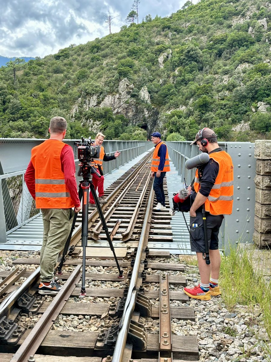 CFCORSE's tweet photo. [ Tournage pour l'émission « Great Continental Railway Journeys » 🎬 ]

Ce week-end, une équipe de la chaîne britannique BBC est venue découvrir et mettre en lumière le réseau ferroviaire corse 🛤️ et ses particularités 🏔️

Découvrez en exclusivité quelques images du tournage 📸👇 https://t.co/bvqzpBzxVP