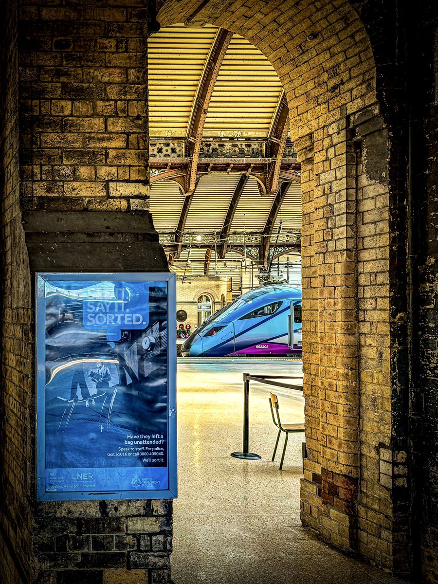miles_chains's tweet image. Morning everyone. 
The warm afternoon light shines through the roof at York as 802203 awaits departure to Liverpool Lime Street. I do enjoy this time of year as the light starts to change. Have a great day everyone. 🙂
#Class802 #TPE #York #Autumnal #Trainspotting